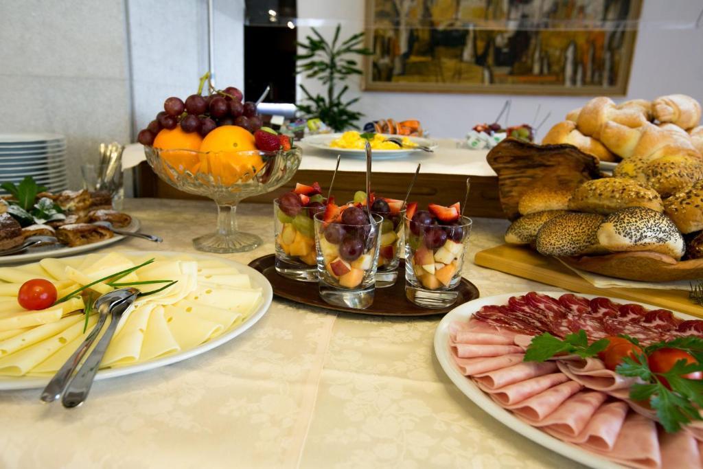 Cave & Proteus Hotel 3*